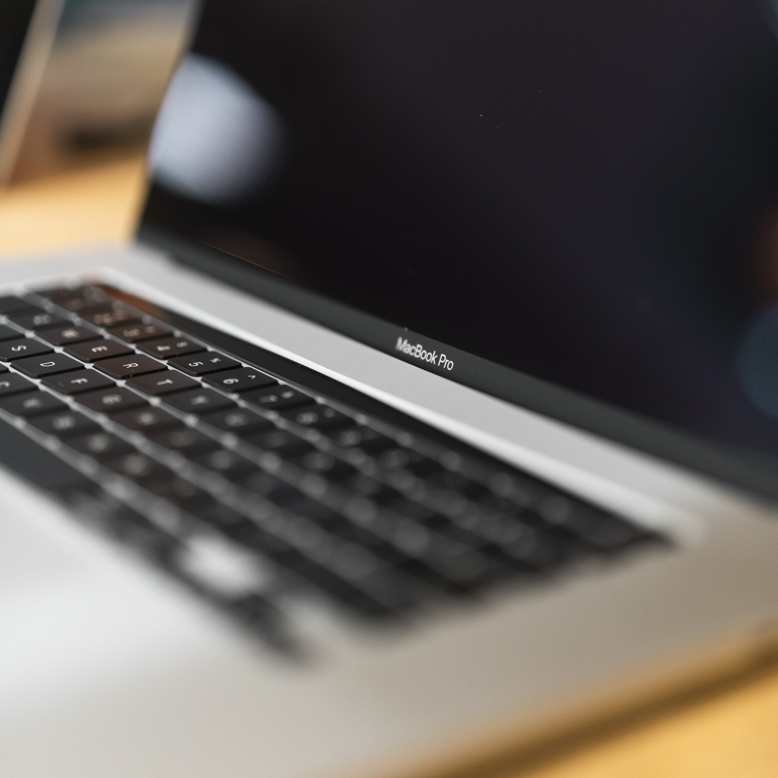 Apple-Macbook-Pro-16-Inch-Touchbar_Macbook-keyboard-and-logo-closeup-1